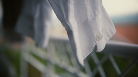 在户外挂着的白色洗衣衬衫有电影选择性地聚焦视频