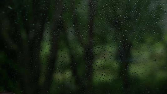 雨水滴落在窗户玻璃上视频