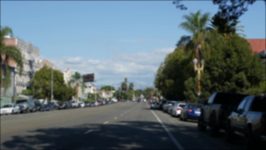 在美国加利福尼亚州洛杉矶市中心的街道上行驶15秒视频
