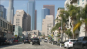 在美国加利福尼亚州洛杉矶市中心的街道上行驶从汽车通过20秒视频