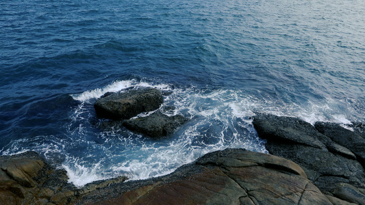 大海浪花礁石视频