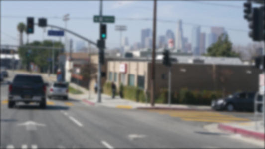 在美国加利福尼亚州洛杉矶市中心的街道上行驶从汽车通过视频