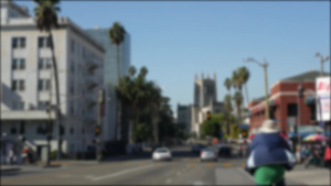 在美国加利福尼亚州洛杉矶市中心的街道上行驶16秒视频