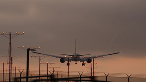 飞机在日落时分降落在洛杉矶国际机场美国加利福尼亚州7秒视频