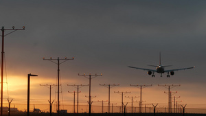 飞机在日落时分降落在洛杉矶国际机场10秒视频