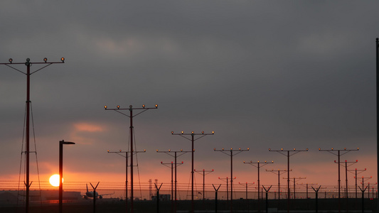 飞机在日落时分降落在洛杉矶国际机场美国加利福尼亚州视频