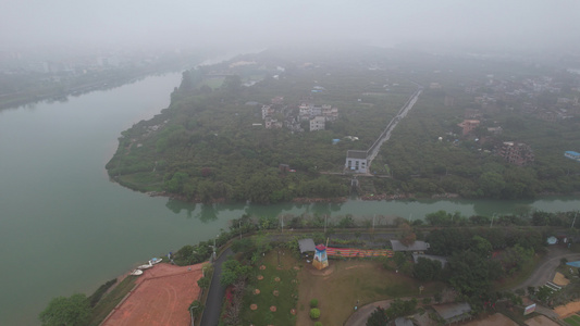 春雨中的河流航拍视频