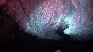 在一个冰洞中有灯笼的彩色照明9秒视频