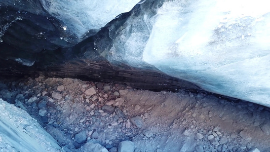 冰雪山的冰洞穴表柱苏冰川视频