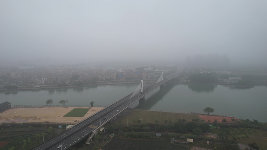 春雨中的河流航拍视频