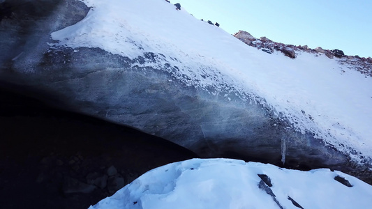 冰雪山的冰洞穴表柱苏冰川视频