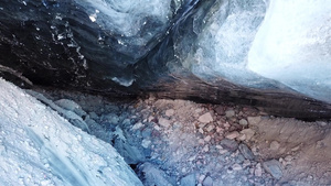 冰雪山的冰洞穴表柱苏冰川26秒视频