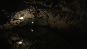 喀斯特洞穴水巡游32秒视频