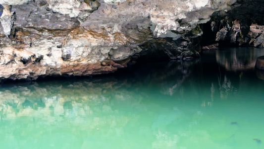 岩石在水面上反射的地貌视频