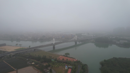 春雨中的河流航拍视频