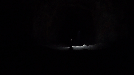 一个在黑暗洞穴里拿着灯笼的家伙视频