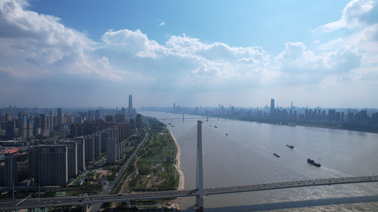 航拍城市蓝天白云晴朗天线自然天气道路桥梁武汉二七长江大桥江景4k素材视频