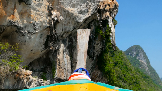 泰国传统长尾船在喀斯特山下游泳视频