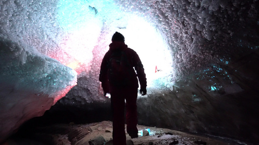一个人在冰山洞里有灯光视频