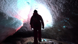 一个人在冰山洞里17秒视频