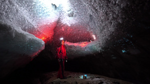 一个人在冰山洞里有灯光14秒视频