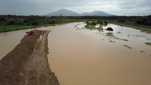 下雨后在淹水河附近看到空中挖掘机10秒视频