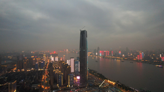 航拍暴风雨前的城市最高天际线摩天大楼夜景灯光秀4k素材视频