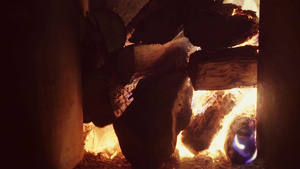 一大堆柴火在砖砌的壁炉里燃烧着熊熊燃烧的火焰真的是17秒视频
