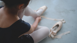 芭蕾舞女孩在练完芭蕾后脱掉芭蕾舞鞋18秒视频