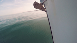 一艘在地中海海域航行的帆船横行中停泊着一个锚的近距离16秒视频