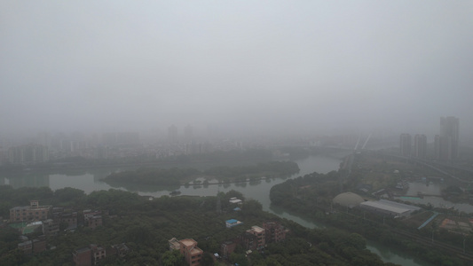 春雨中的河流航拍视频