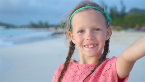 可爱的小女孩在热带白沙滩自拍慢动作6秒视频