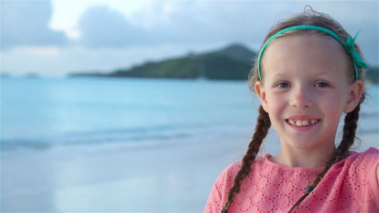 可爱的小女孩在热带白沙滩自拍慢动作视频