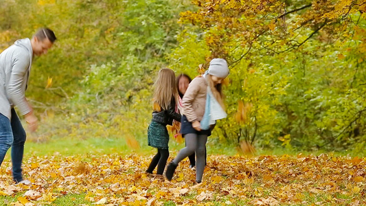 在阳光明媚的白天秋天公园年轻家庭视频