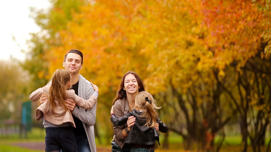 秋天公园有小孩的年轻家庭享受温暖的一天视频