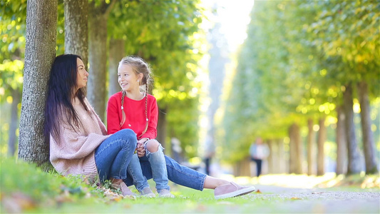 年轻母亲和小孩享受温暖的秋天在秋天的家庭视频