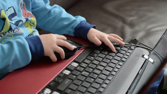 小男孩玩笔记本电脑视频