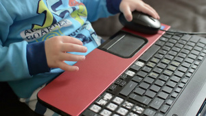 小男孩玩笔记本电脑13秒视频
