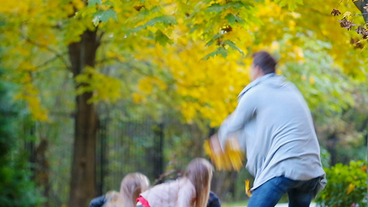 青春家庭在秋天户外玩得开心在秋天放叶子视频