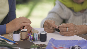 老年女性在针头手工艺中接受阿尔茨海默人或痴呆症职业24秒视频