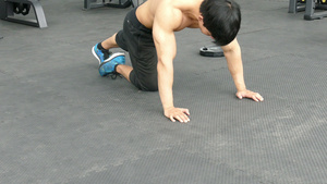 肌肉男在健身房做平板支撑8秒视频