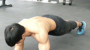 年轻的肌肉男在健身房做平板支撑10秒视频