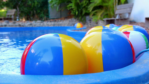 漂浮在游泳池中的彩色海滩球27秒视频