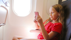 乘飞机旅行的可爱小女孩坐在窗边12秒视频