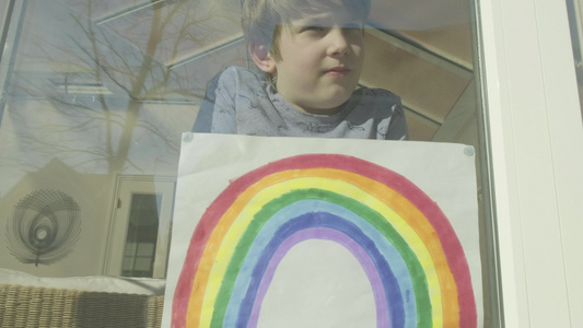男孩在彩虹的画面前视频