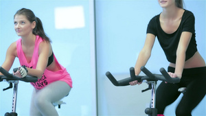 女运动员在自行车模拟器上11秒视频