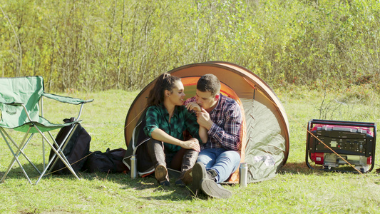 可爱的年轻夫妇在露营帐篷里享受甜蜜时光视频