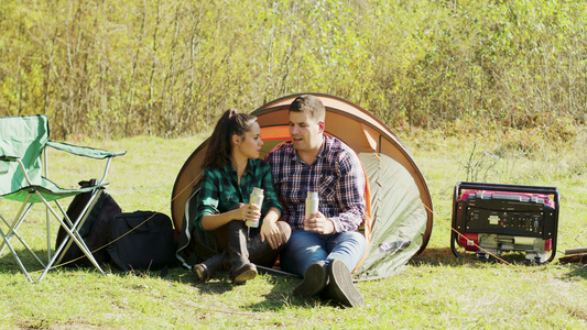 坐在露营帐篷前亲吻他女朋友的脸脸颊的男朋友视频