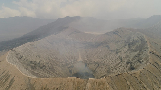 具有活火山的山地景观视频