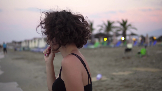 美丽的少女在沙滩上玩得开心夏天假期假期快乐的人概念视频